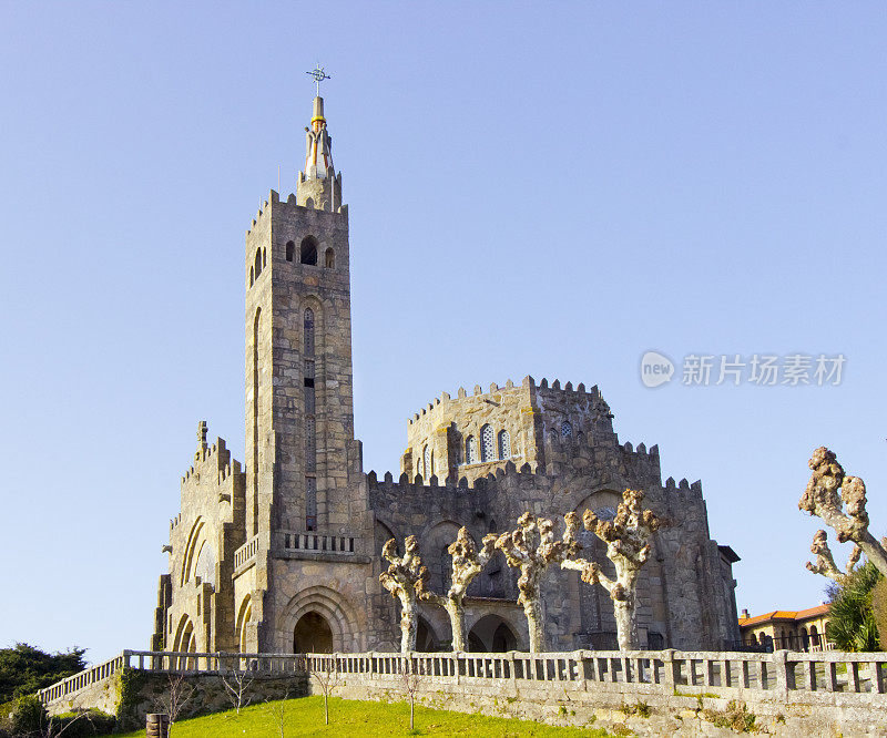 教堂的石头立面和钟塔在Panxón, Nigrán, Rías，加利西亚，西班牙。